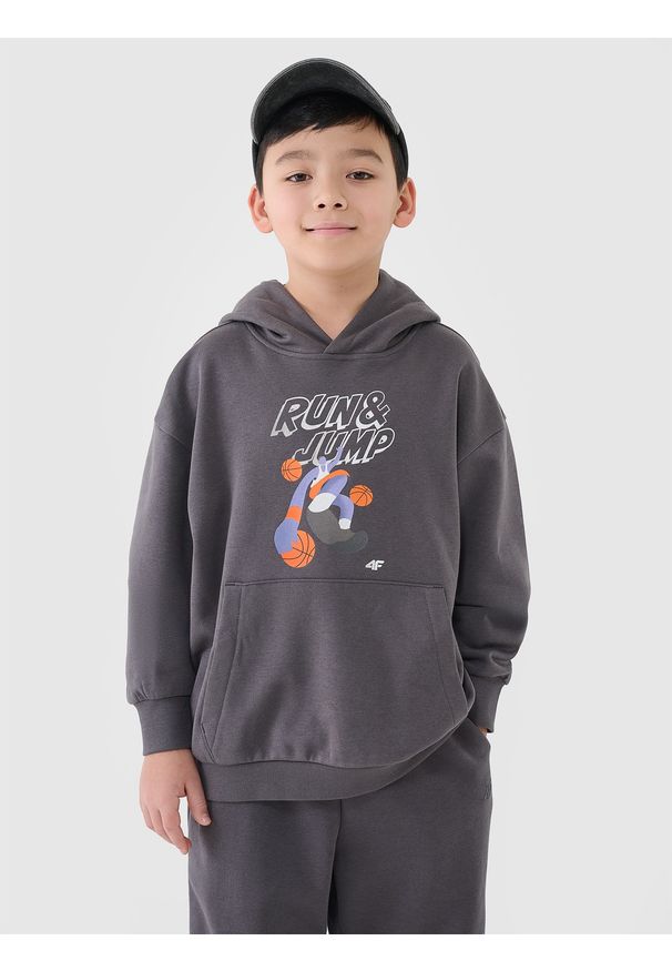 4f - 4F Bluza dresowa nierozpinana z kapturem chłopięca - szara 122 (6-7 lat). Okazja: na co dzień. Typ kołnierza: kaptur. Kolor: szary. Materiał: dresówka. Wzór: nadruk, gładki, napisy, ze splotem. Sezon: lato. Styl: casual, sportowy