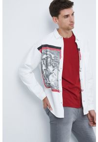 medicine - Medicine koszula bawełniana męska kolor biały relaxed z kołnierzykiem klasycznym. Typ kołnierza: kołnierzyk klasyczny. Kolor: biały. Materiał: bawełna. Długość rękawa: długi rękaw. Długość: długie. Wzór: nadruk. Styl: klasyczny #3