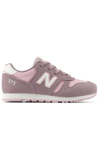 Buty New Balance YC373VQ2 - różowe. Okazja: na uczelnię, na co dzień. Kolor: różowy. Materiał: materiał, syntetyk, guma. Szerokość cholewki: normalna. Model: New Balance 373
