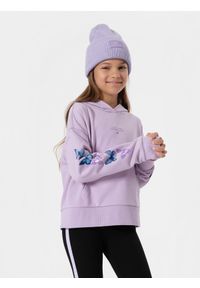 4f - Bluza dresowa nierozpinana z kapturem dziewczęca. Okazja: na co dzień. Typ kołnierza: kaptur. Kolor: fioletowy. Materiał: dresówka. Wzór: kolorowy, nadruk, napisy. Styl: casual #1