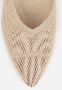 Renee - Ciemnobeżowe Czółenka VICES na Geometrycznym Słupku Daphilane. Nosek buta: otwarty. Kolor: beżowy. Materiał: skóra, materiał. Wzór: geometria. Obcas: na słupku. Wysokość obcasa: średni #7