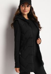 Born2be - Czarna Długa Pikowana Kamizelka na Suwak z Kapturem Teriviana. Okazja: na spacer, na co dzień. Typ kołnierza: kaptur. Kolor: czarny. Materiał: dzianina. Długość: długie. Styl: casual, elegancki, klasyczny, sportowy #7