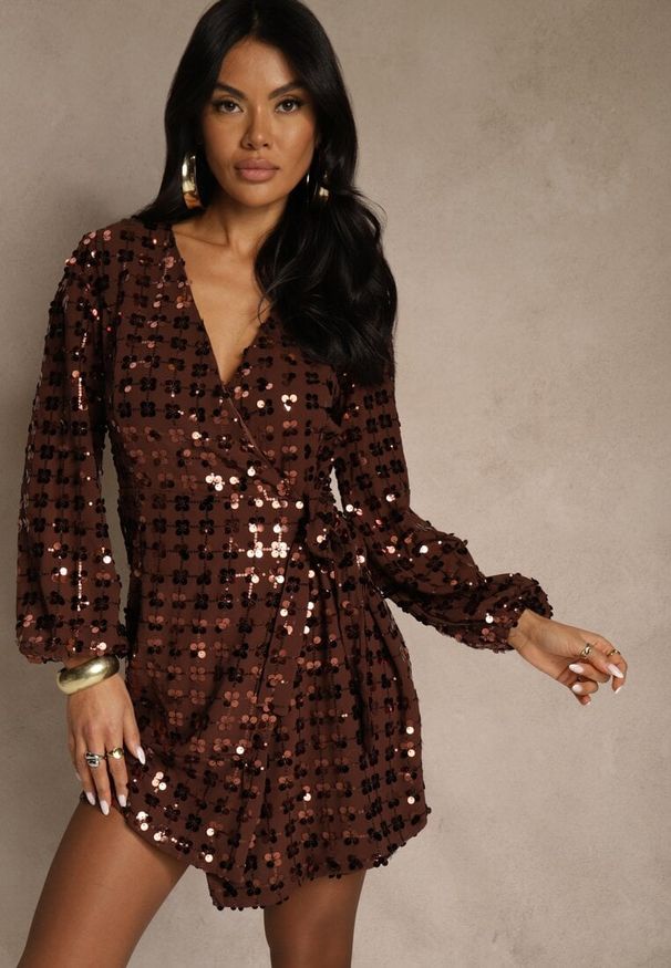Renee - Brązowa Sukienka o Kopertowym Kroju z Wiązaniem i Cekinami Wedessa. Kolor: brązowy. Materiał: poliester. Wzór: aplikacja. Typ sukienki: kopertowe. Styl: elegancki