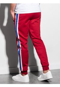 Ombre Clothing - Spodnie męskie dresowe joggery P854 - czerwone - M. Kolor: czerwony. Materiał: dresówka. Wzór: haft, kolorowy. Styl: retro #6