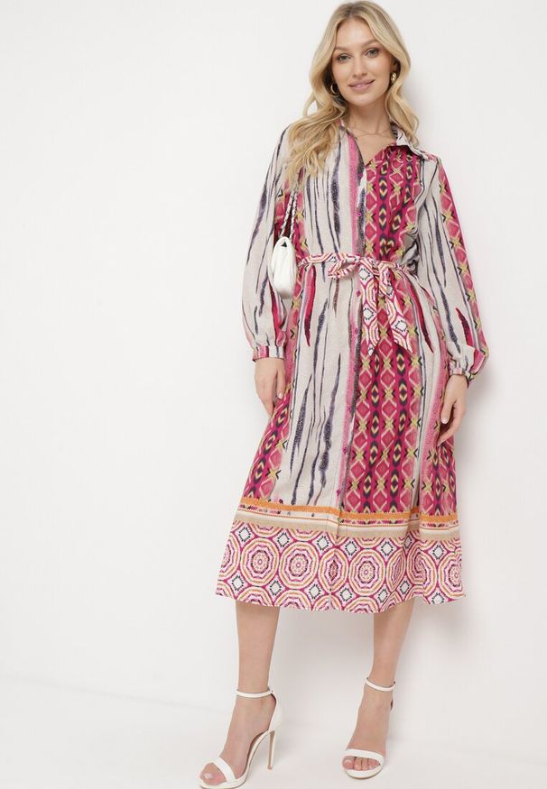 Born2be - Fuksjowo-Beżowa Sukienka Koszulowa z Mozaikowym Wzorem i Wiązanym Paskiem Lilimea. Kolor: różowy. Materiał: tkanina. Typ sukienki: koszulowe