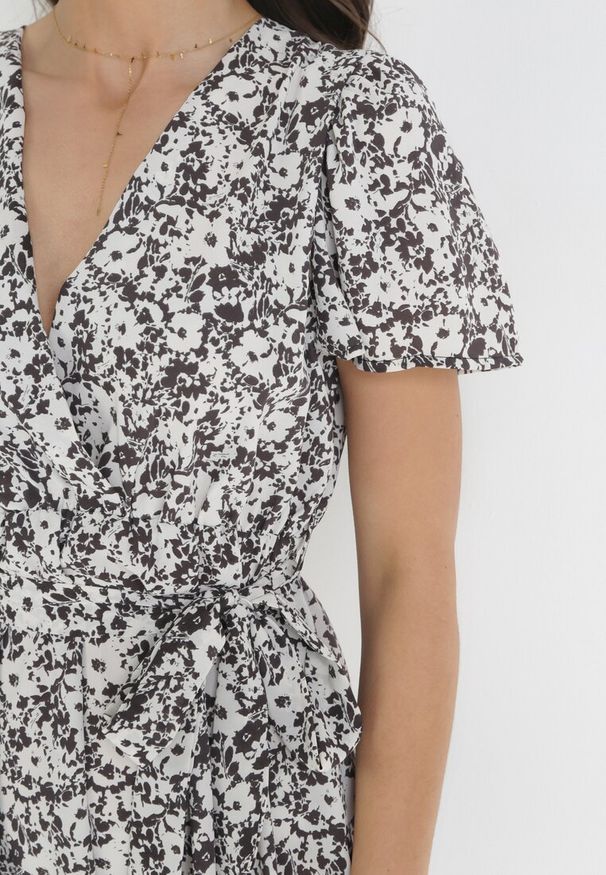 Born2be - Czarno-Biała Sukienka Mini z Kopertowym Dekoltem i Wiązanym Paskiem Airin. Kolor: czarny. Materiał: materiał. Sezon: lato. Typ sukienki: kopertowe. Długość: mini