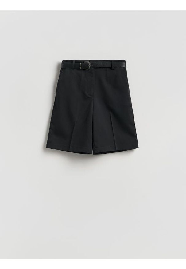 Reserved - Szorty z paskiem - czarny. Kolor: czarny. Materiał: wiskoza, tkanina