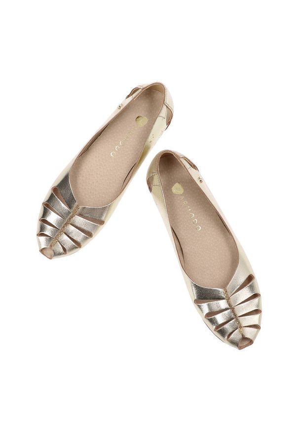 Złote Półbuty Armodo Stylowe Obuwie Damskie. Okazja: na spotkanie biznesowe, do pracy, na co dzień. Kolor: złoty. Materiał: skóra. Styl: elegancki