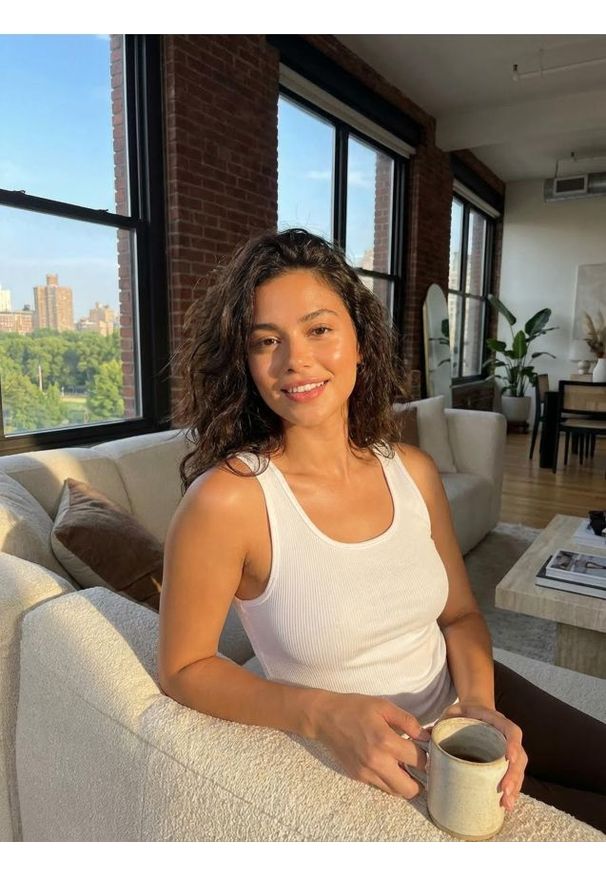 Sinsay - Prążkowana koszulka na ramiączkach - biały. Kolor: biały. Materiał: prążkowany. Długość rękawa: na ramiączkach