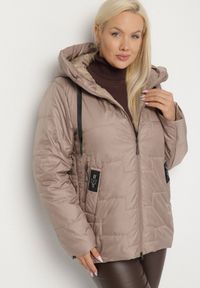 Born2be - Ciemnobeżowa Pikowana Kurtka z Kapturem i Ozdobnymi Suwakami Tulirisa. Okazja: na co dzień. Typ kołnierza: kaptur. Kolekcja: plus size. Kolor: beżowy. Materiał: jeans. Styl: sportowy, casual