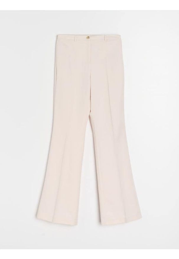 Sinsay - Eleganckie spodnie flare - kremowy. Kolor: kremowy. Styl: elegancki