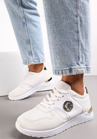 Renee - Białe Sneakersy Ozdobione Metalicznymi Wstawkami Dabriele. Nosek buta: okrągły. Zapięcie: sznurówki. Kolor: biały. Materiał: materiał. Wzór: aplikacja. Obcas: na obcasie. Wysokość obcasa: niski #1