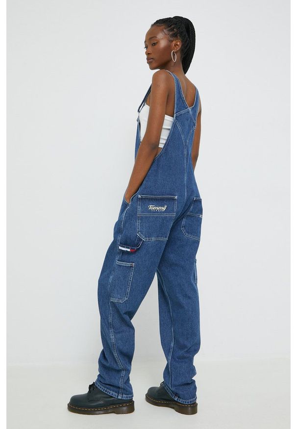 Tommy Jeans ogrodniczki jeansowe. Okazja: na co dzień. Kolor: niebieski. Wzór: aplikacja. Styl: casual