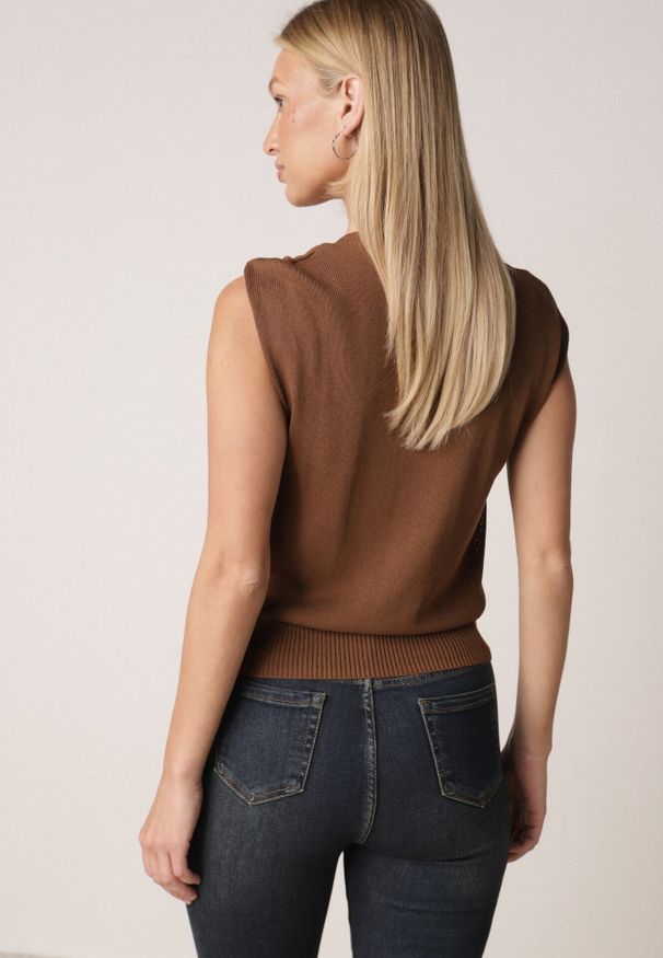 Born2be - Brązowa Dzianinowa Bluzka z Wiskozy Bez Rękawów z Biżuteryjną Aplikacją Orinera. Okazja: do pracy, na co dzień, na spotkanie biznesowe. Kolor: brązowy. Materiał: wiskoza, dzianina. Długość rękawa: bez rękawów. Wzór: aplikacja. Styl: biznesowy, casual