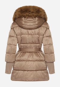 Born2be - Ciemnobeżowa Kurtka z Pikowanymi Przeszyciami Paskiem i Kapturem z Futrem Lidanessa. Okazja: na co dzień. Kolor: beżowy. Materiał: futro. Styl: casual #7