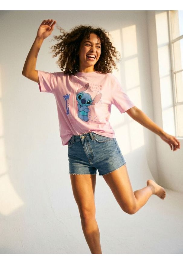 Sinsay - Bawełniana koszulka z wakacyjnym nadrukiem Stitch - fioletowy. Kolor: fioletowy. Materiał: bawełna. Wzór: nadruk. Styl: wakacyjny