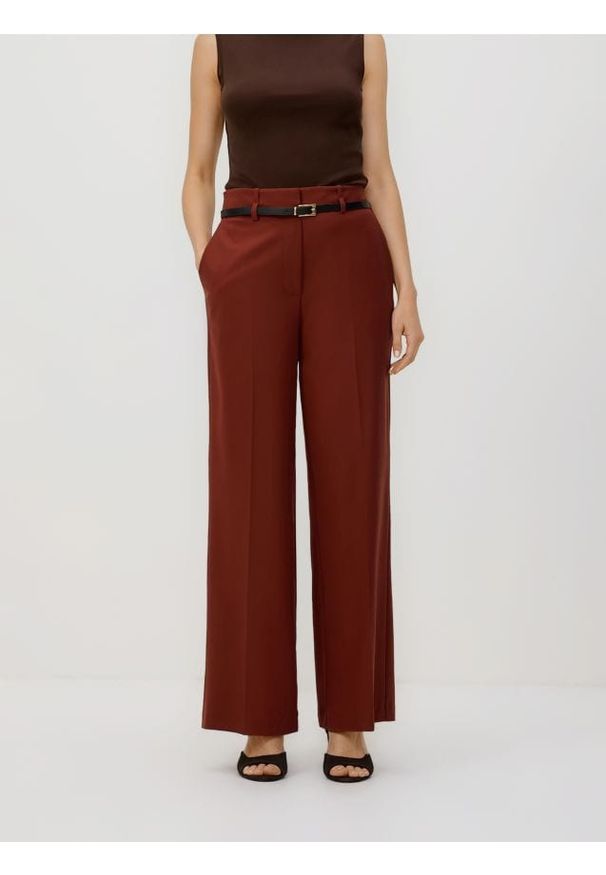 Reserved - Spodnie z paskiem - miedziany. Kolor: brązowy. Materiał: tkanina. Wzór: gładki