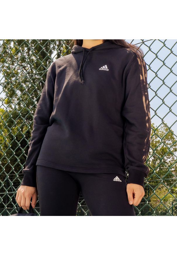 Bluza z kapturem damska Adidas Gym & Pilates. Typ kołnierza: kaptur. Kolor: czarny. Materiał: włókno, bawełna, materiał. Wzór: paski. Sport: joga i pilates