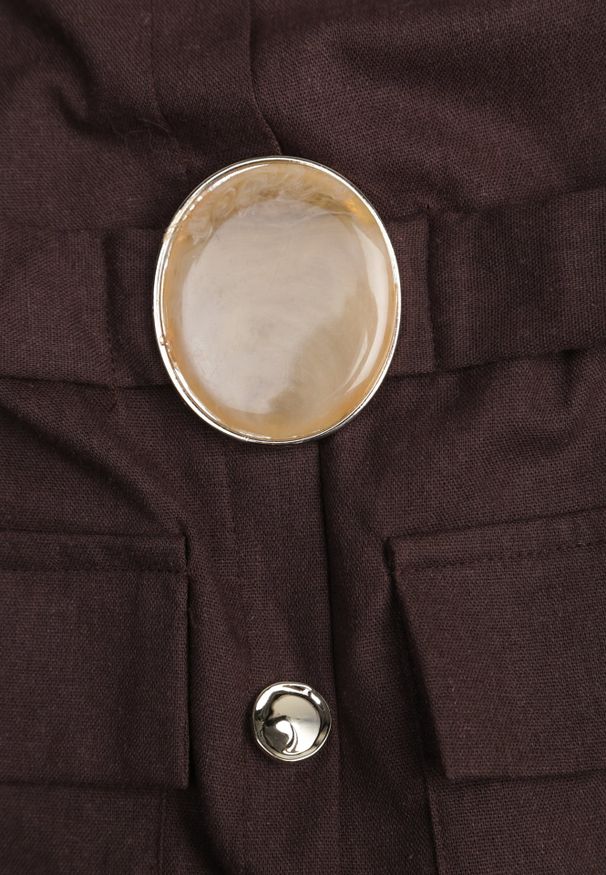 Renee - Brązowa Sukienka z Wiskozą i Lnem w Eleganckim Stylu z Paskiem z Ozdobą Coritia. Kolor: brązowy. Materiał: wiskoza, len. Długość rękawa: bez rękawów. Wzór: aplikacja. Sezon: lato. Typ sukienki: dopasowane. Styl: elegancki