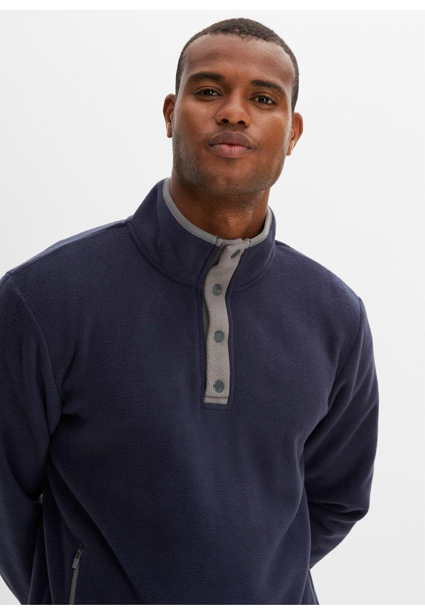 bonprix - Bluza z polaru ze stójką, praktycznymi kieszeniami i kontrastowymi detalami. Typ kołnierza: kołnierzyk stójkowy. Kolor: niebieski. Materiał: polar