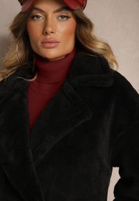 Renee - Czarny Dwurzędowy Płaszcz Futrzany o Długim Kroju Typu Teddy Malwika. Okazja: na co dzień, na imprezę. Kolor: czarny. Materiał: futro. Długość rękawa: długi rękaw. Długość: długie. Wzór: aplikacja. Styl: elegancki, casual #5
