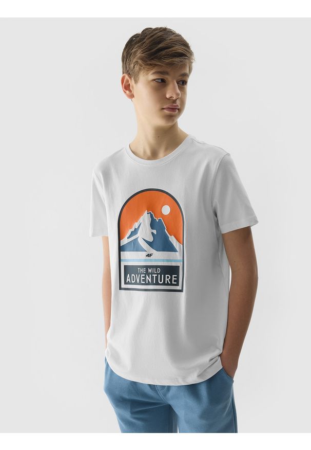 4F JUNIOR - T-shirt z bawełny organicznej z nadrukiem chłopięcy - biały. Okazja: na co dzień. Kolor: biały. Materiał: bawełna. Wzór: nadruk. Sezon: lato. Styl: casual, klasyczny, sportowy