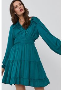 Guess - Sukienka. Kolor: zielony. Materiał: tkanina, satyna, materiał. Długość rękawa: długi rękaw. Wzór: ze splotem. Typ sukienki: rozkloszowane #3