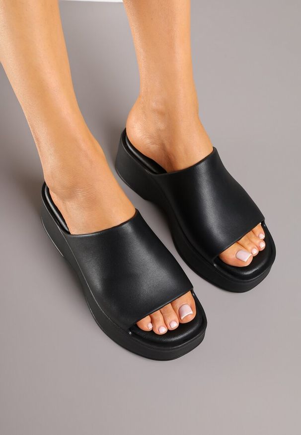 Renee - Czarne Klapki z Pianki na Niskiej Platformie Flenira. Okazja: na co dzień. Kolor: czarny. Materiał: jeans. Obcas: na platformie. Styl: elegancki, casual