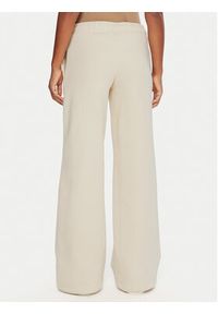 Guess Jeans Spodnie dresowe W5BB04 KC811 Beżowy Wide Leg. Kolor: beżowy. Materiał: bawełna