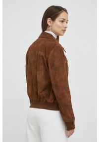 Guess kurtka zamszowa Marie damska kolor brązowy przejściowa. Okazja: na co dzień. Kolor: brązowy. Materiał: zamsz. Styl: casual #5