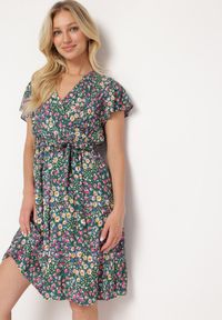Born2be - Zielona Wiskozowa Kopertowa Sukienka Wiązana Materiałowym Sznurkiem z Gumką w Talii Zanlea. Typ kołnierza: dekolt w kształcie V. Kolor: zielony. Materiał: wiskoza, materiał. Długość rękawa: krótki rękaw. Sezon: lato. Typ sukienki: kopertowe #1