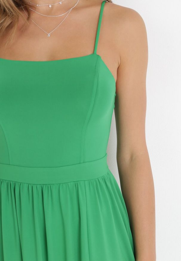 Born2be - Zielona Sukienka Maxi na Ramiączkach z Rozcięciem na Dole i Kwadratowym Dekoltem Jacklyn. Typ kołnierza: dekolt kwadratowy. Kolor: zielony. Długość rękawa: na ramiączkach. Sezon: wiosna, lato. Długość: maxi