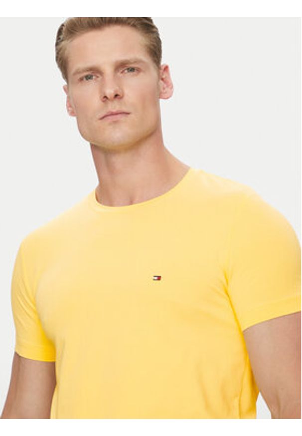 TOMMY HILFIGER - Tommy Hilfiger T-Shirt MW0MW10800 Żółty Slim Fit. Kolor: żółty. Materiał: bawełna