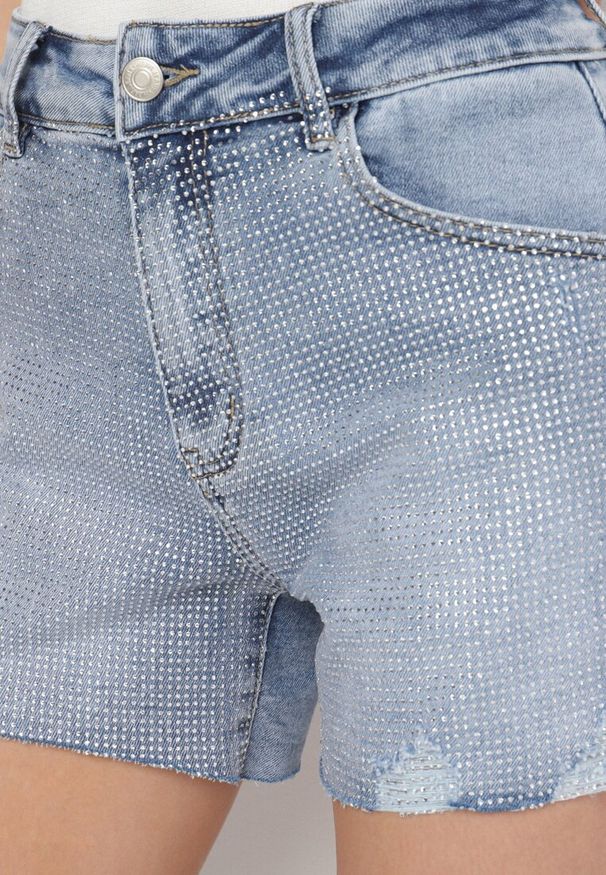 Born2be - Niebieskie Szorty Jeansowe z Wysokim Stanem Zdobione Cyrkoniami Uladora. Okazja: na imprezę, na plażę, na co dzień. Stan: podwyższony. Kolor: niebieski. Materiał: jeans. Wzór: aplikacja. Sezon: lato. Styl: casual, elegancki