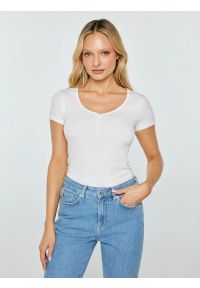 Big-Star - Koszulka damska slim w prążek biała Minsa 100. Kolor: biały. Materiał: prążkowany, dzianina, skóra. Wzór: prążki. Styl: klasyczny #1