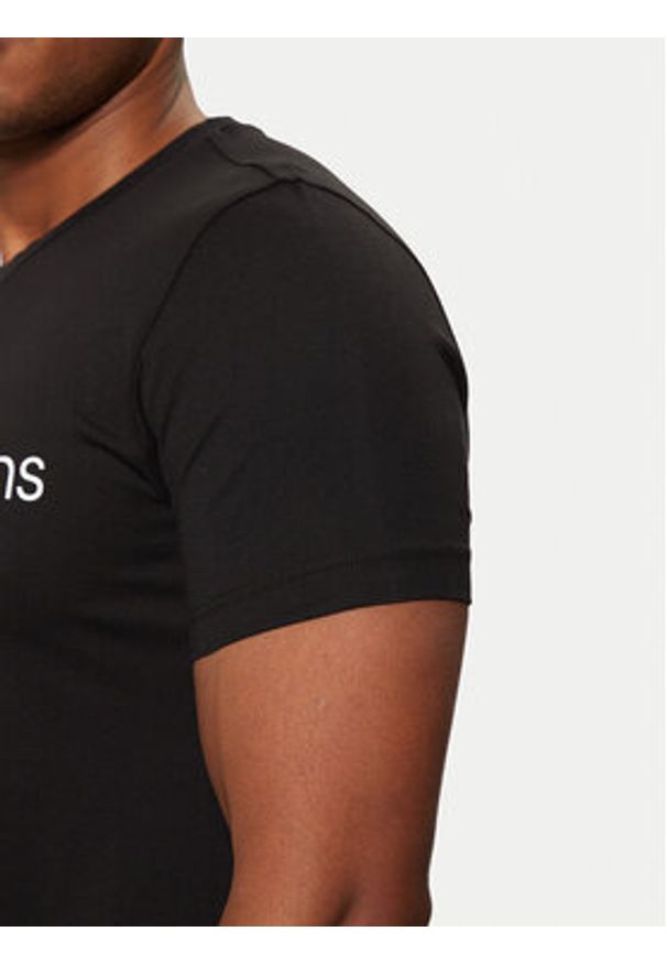 Calvin Klein Jeans T-Shirt J30J322552 Czarny Slim Fit. Kolor: czarny. Materiał: bawełna
