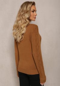 Renee - Brązowy Sweter ze Splotem w Warkocze i Dekoltem V Khara. Typ kołnierza: dekolt w serek. Kolor: brązowy. Materiał: dzianina. Długość rękawa: długi rękaw. Długość: długie. Wzór: ze splotem