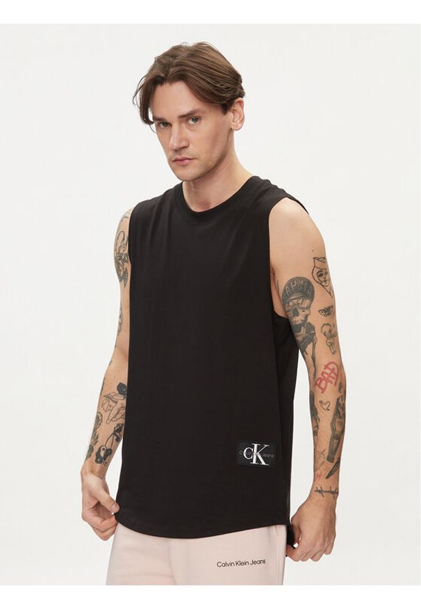 Calvin Klein Jeans Tank top Monologo Badge J30J325529 Czarny Regular Fit. Kolor: czarny. Materiał: bawełna