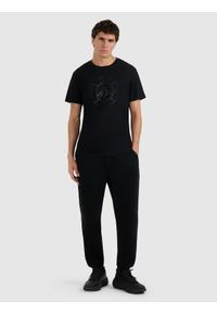 4f - 4F T-shirt regular z nadrukiem męski - czarny S. Okazja: na co dzień. Kolor: czarny. Materiał: bawełna, skóra, materiał. Wzór: nadruk. Styl: casual #2