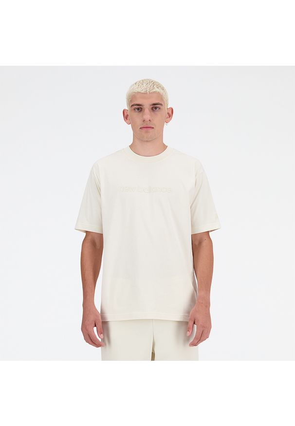 Koszulka męska New Balance MT41559LIN – beżowa. Kolor: beżowy. Materiał: bawełna, dresówka. Długość rękawa: krótki rękaw. Długość: krótkie. Wzór: napisy