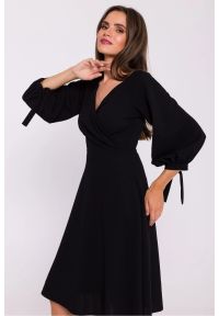 Stylove - Rozkloszowana sukienka z kopertowym dekoltem czarna. Kolor: czarny. Typ sukienki: kopertowe #1