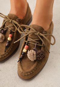 Renee - Ciemnobeżowe Mokasyny VICES ze Skórzaną Wkładką i Pomponami Loraerin. Nosek buta: okrągły. Kolor: beżowy. Materiał: skóra. Wzór: aplikacja. Obcas: na obcasie. Wysokość obcasa: niski #3