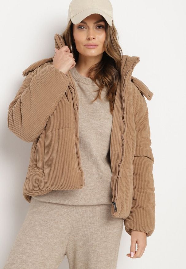 Born2be - Brązowa Sztruksowa Kurtka Puchowa z Odpinanym Kapturem Sinitha. Okazja: na co dzień. Kolor: brązowy. Materiał: sztruks, puch. Styl: elegancki, casual