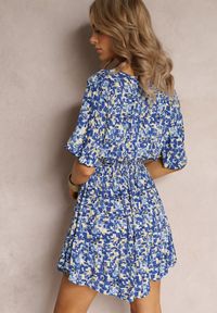 Renee - Niebieska Rozkloszowana Sukienka Mini z Wiskozy Ozdobiona Falbanką z Gumką w Talii Etase. Kolor: niebieski. Materiał: wiskoza. Wzór: aplikacja. Długość: mini