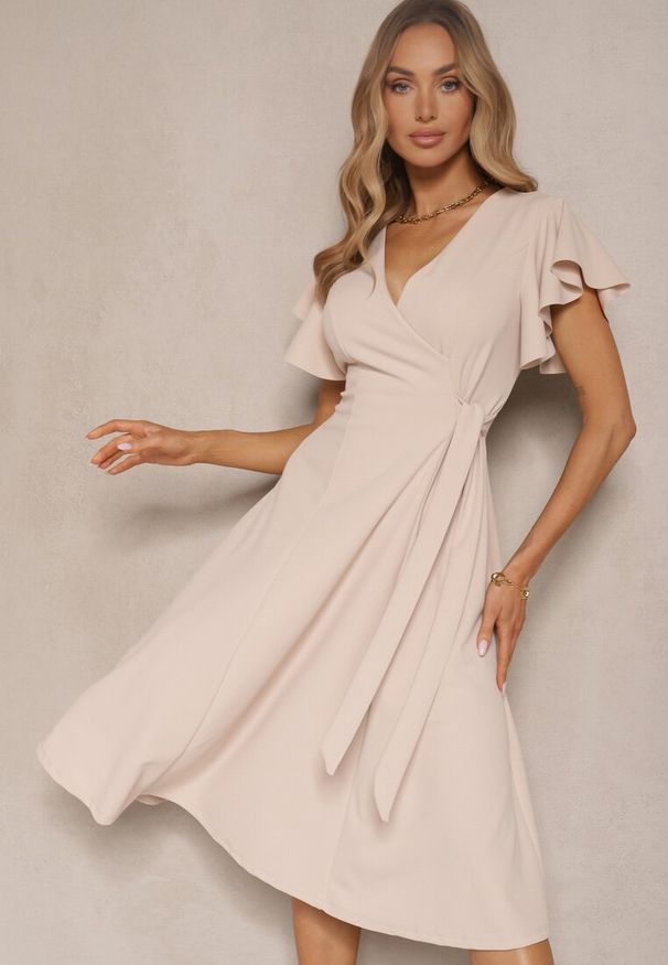 Renee - Beżowa Kopertowa Sukienka z Rozkloszowanym Dołem i Ozdobnym Wiązaniem Dannola. Okazja: na imprezę. Kolor: beżowy. Typ sukienki: kopertowe. Styl: elegancki