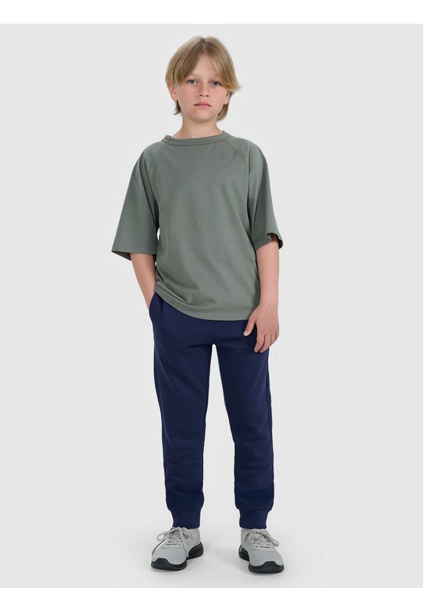 4f - 4F Spodnie dresowe joggery chłopięce - granatowe 152 (11-12 lat). Okazja: na co dzień. Kolor: niebieski. Materiał: dresówka. Wzór: gładki, ze splotem, nadruk. Sezon: lato. Styl: młodzieżowy, casual, sportowy