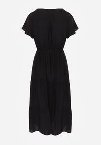 Renee - Czarna Sukienka z Wiskozy Jonmy. Okazja: na co dzień. Typ kołnierza: dekolt w serek. Kolor: czarny. Wzór: gładki, aplikacja. Typ sukienki: proste. Materiał: wiskoza. Długość rękawa: krótki rękaw. Sezon: lato. Styl: casual, elegancki. Długość: midi #3