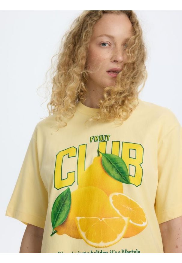Reserved - T-shirt regular z nadrukiem - jasnożółty. Kolor: żółty. Materiał: dzianina, bawełna. Wzór: nadruk