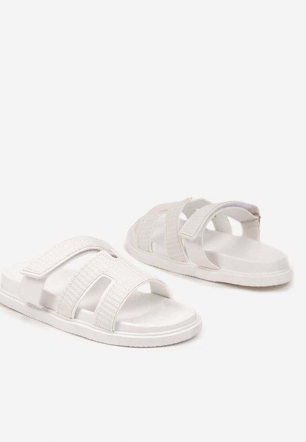 Born2be - Białe Klapki z Geometrycznymi Paskami i Zapięciem na Rzep Florevelia. Okazja: na co dzień. Kolor: biały. Materiał: jeans. Wzór: geometria. Styl: elegancki, casual