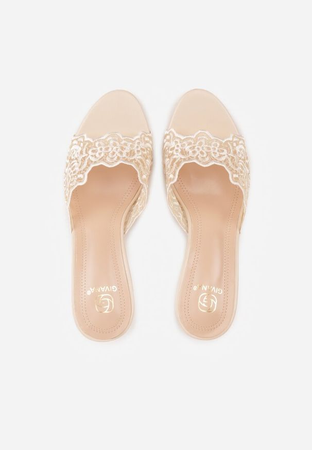 Born2be - Beżowe Klapki na Metalicznej Szpilce z Koronkową Cholewką Thyxyphise. Okazja: na ślub cywilny, na wesele. Kolor: beżowy. Materiał: koronka. Wzór: aplikacja